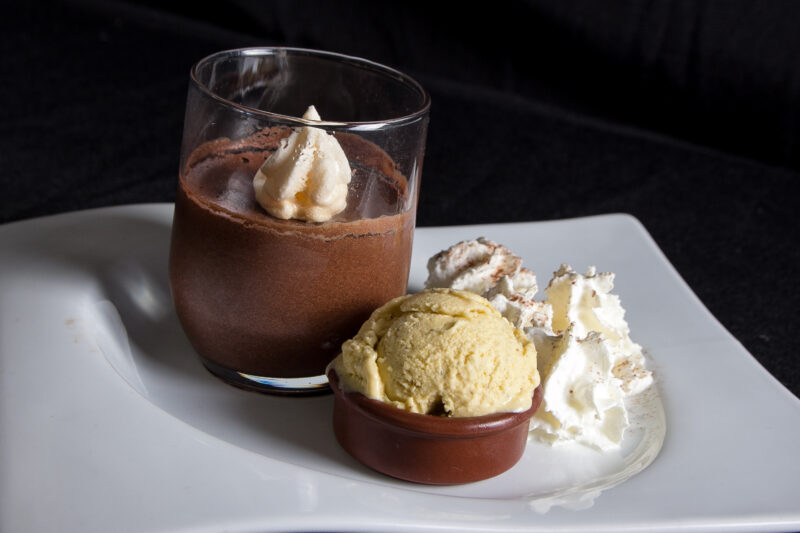 Mousse au chocolat avec boule de glace et chantilly- Carte Maccenzo